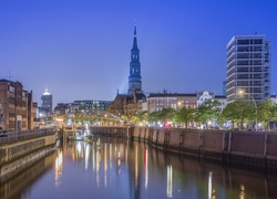 Oświetlony kanał z widokiem na Kościół Główny św. Katarzyny w Hamburgu