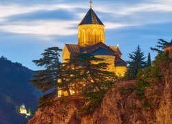 Oświetlony kościół Metechi na skałach w Tbilisi