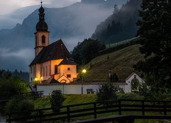 Park Narodowy Berchtesgaden, Ramsau bei Berchtesgaden, Góry, Alpy, Oświetlony, Kościół św Sebastiana, Drzewa, Rzeka Ramsauer Ache, Most, Bawaria, Niemcy