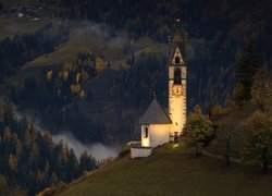 Oświetlony kościół w Dolomitach
