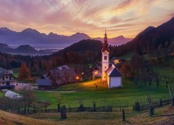 Oświetlony kościół w górach Słowenii