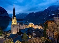 Oświetlony kościół w miasteczku Hallstatt