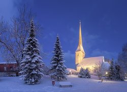 Oświetlony kościół zimą