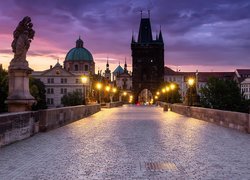 Oświetlony latarniami most Karola w Pradze