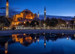 Oświetlony meczet w Stambule w Turcji nad wodą