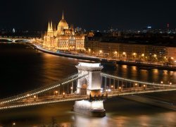 Oświetlony Most Łańcuchowy i Parlament w Budapeszcie