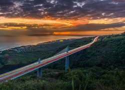 Oświetlony most na wyspie Reunion