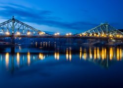 Oświetlony most nad rzeką
