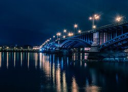 Oświetlony most nad rzeką Ren w Moguncji