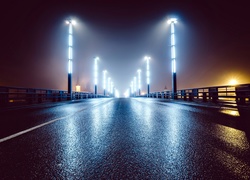 Oświetlony most nocą