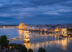 Oświetlony nocą Budapeszt nad Dunajem