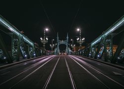 Oświetlony nocą Most Wolności w Budapeszcie