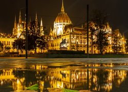 Oświetlony, Parlament, Pomnik konny Franciszka II Rakoczego, Noc, Budapeszt, Węgry