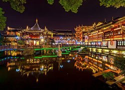 Oświetlony nocą Pawilon Huxin w Ogrodzie Yuyuan