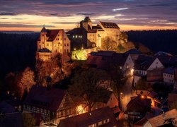 Oświetlony nocą Zamek Hohnstein w Niemczech