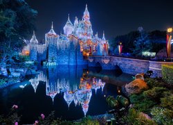 Oświetlony nocą Zamek Śpiącej Królewny w Disneylandzie