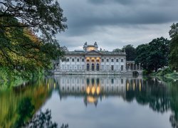 Oświetlony Pałac na Wyspie w Łazienkach Królewskich w Warszawie