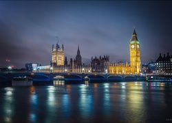Oświetlony Pałac Westminsterski i wieża zegarowa Big Ben nad Tamizą