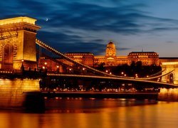Oświetlony Parlament i Most Łańcuchowy w Budapeszcie