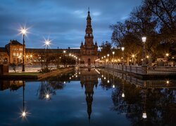 Oświetlony Plac Hiszpański w Sewilli