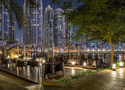 Oświetlony taras przy hotelu Palace Downtown w Dubaju