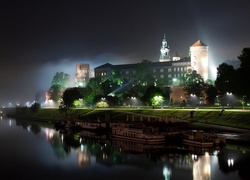 Oświetlony Wawel w pięknej nocnej scenerii