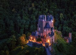 Oświetlony zamek Eltz w gminie Wierschem