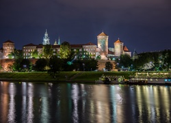 Oświetlony Zamek Królewski na Wawelu w Krakowie