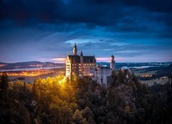 Zamek Neuschwanstein, Noc, Góry, Światła, Drzewa, Wzgórze, Chmury, Gmina Schwangau, Bawaria, Niemcy
