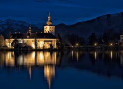 Oświetlony zamek Ort nad jeziorem Traunsee w Austrii