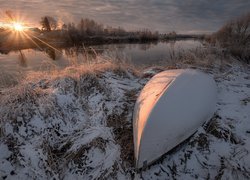 Oszroniona łódka na brzegu rzeki Dubna
