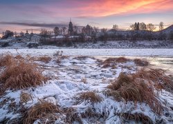 Oszronione trawy nad Wołgą z widokiem na cerkiew