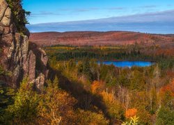 Otoczone jesiennymi drzewami jezioro Oberg Lake w Minnesocie