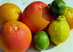 Owoce cytrusowe na deskach