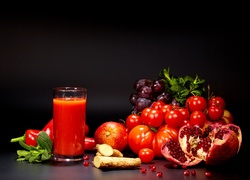 Owoce i warzywa obok szklanki soku