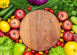 Owoce i warzywa ułożone wokół deski