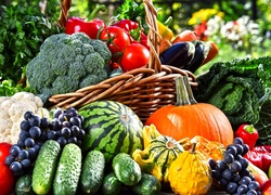 Owoce i warzywa w koszu oraz obok niego