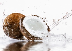 Owoce kokosów rozbryzgują wodę