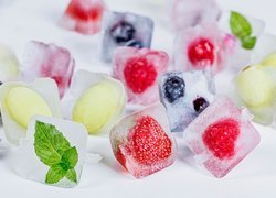 Owoce w kostkach lodu