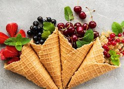 Trzy, Rożki, Waflowe, Owoce, Wiśnie, Porzeczki, Truskawki, Mięta, Szare, Tło