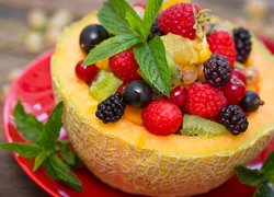 Owoce w wydrążonym melonie