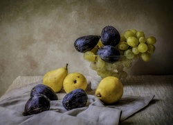 Owoce winogron, fig i gruszek w misce i na stole