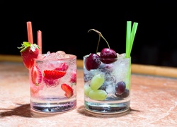 Owocowe drinki ze słomkami w szklankach