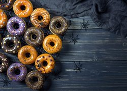 Pączki donuty i pająki na deskach