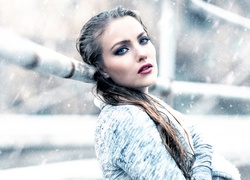 Padający śnieg i zamyślona kobieta