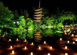 Pagoda w kompleksie Świątyni Rurikoji i świecące lampiony na stawie