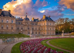 Ogród, Kwiaty, Niebo, Chmury, Pałac Luksemburski, Paryż, Francja