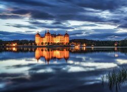 Pałac Moritzburg na jeziorze Waldesee