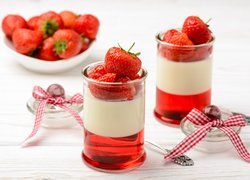 Deser, Panna cotta, Szklanki, Truskawki