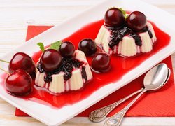 Panna cotta z wiśniami na talerzu